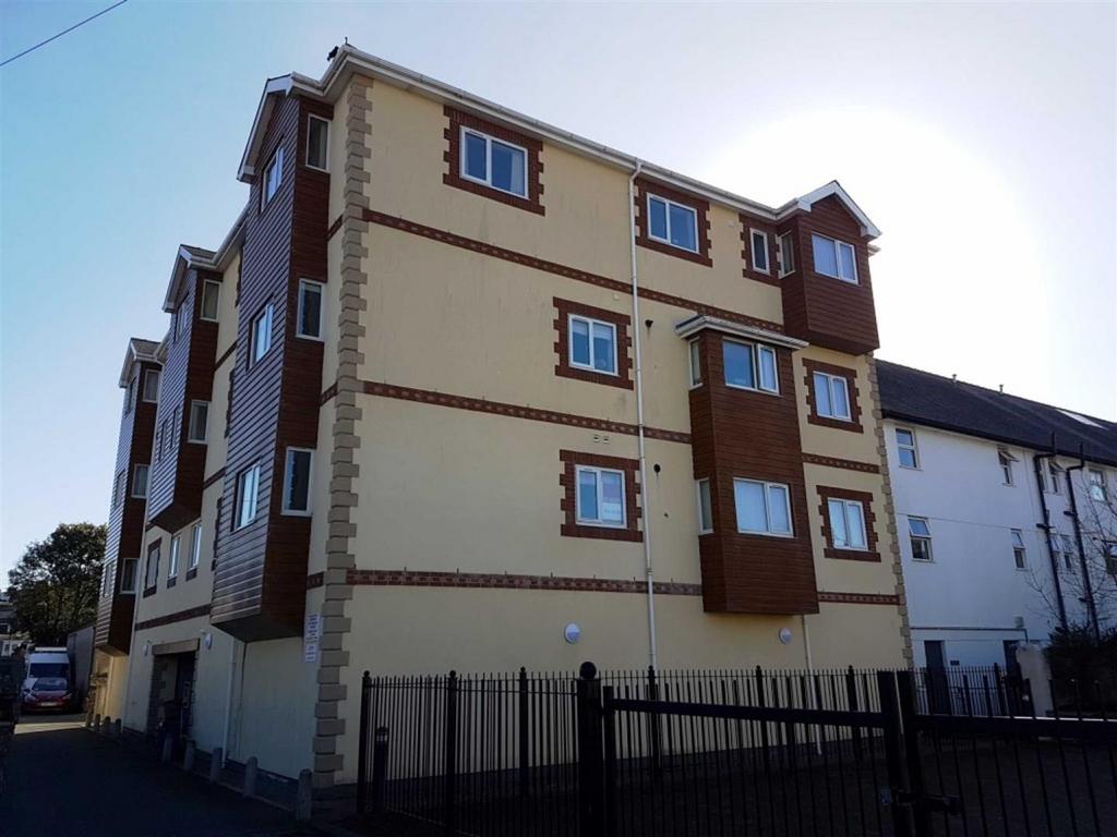 Llys Emrys, Off New Street, Porthmadog 2 bed apartment £595 pcm (£137 pw)