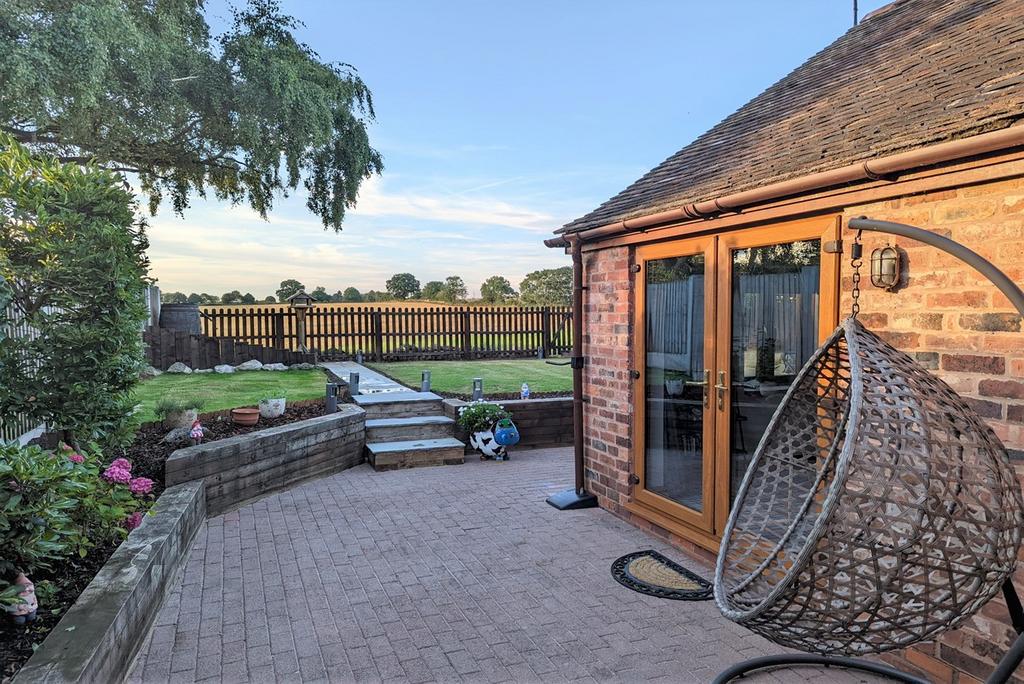 Offmore Farm Close, Kidderminster, DY10 2 bed barn conversion for sale