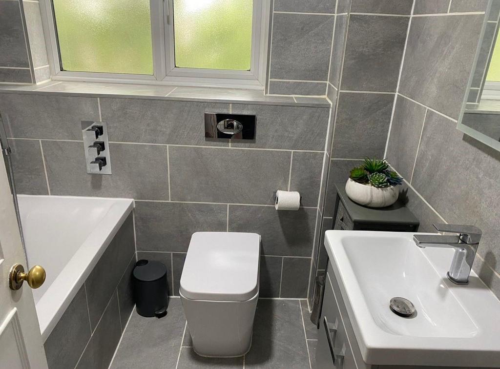 Bathroom 2.jpg