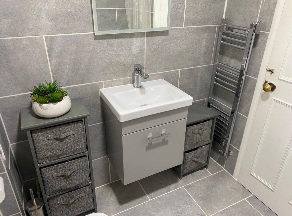 Bathrom 1.jpg
