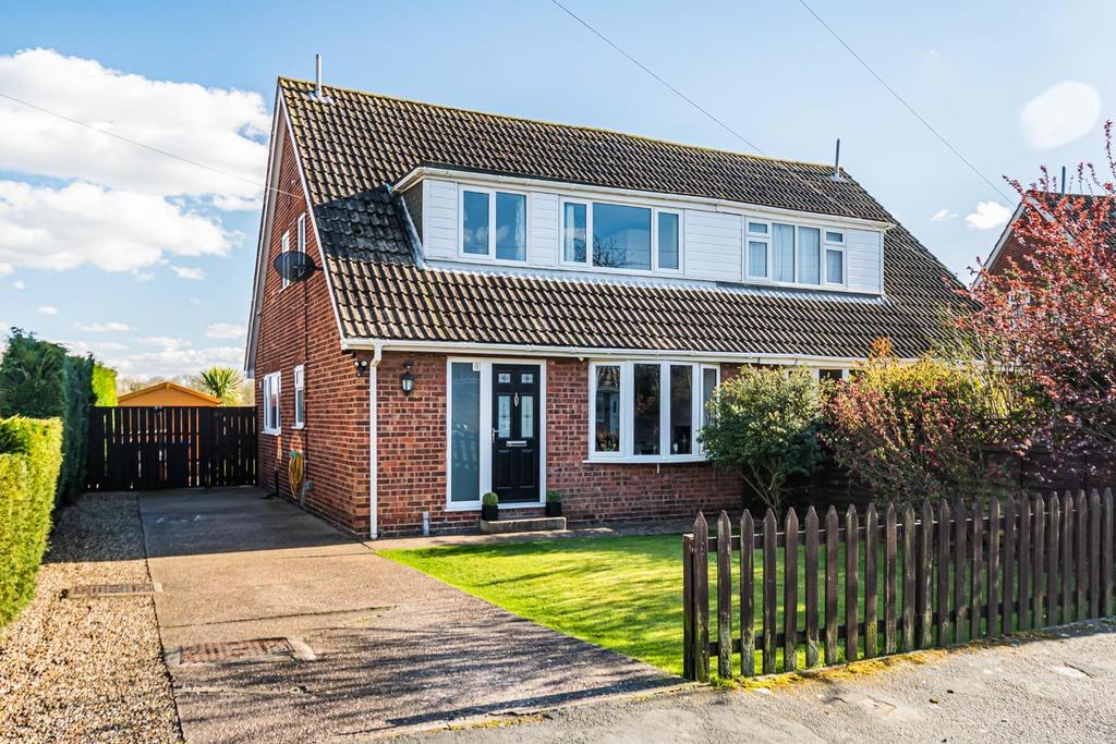 St Catherines Drive, Leconfield, East... 4 bed semidetached house £