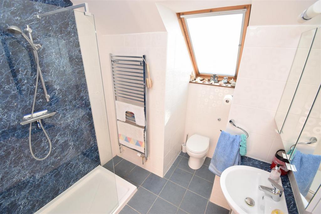 Bed one ensuite.jpg