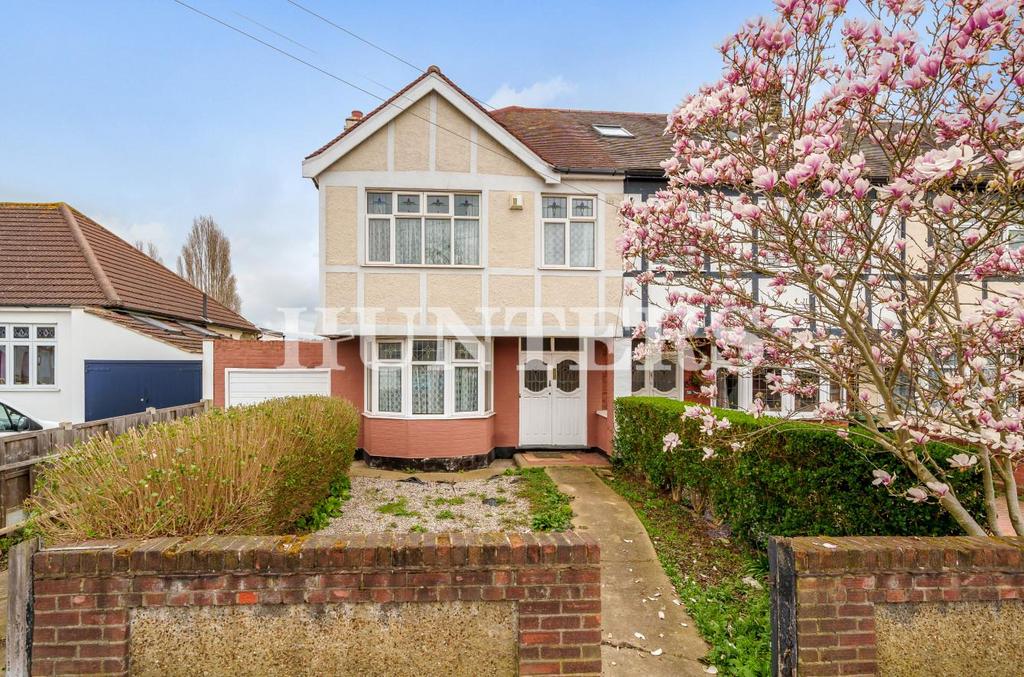 Grosvenor Drive, Hornchurch 3 bed house for sale £500,000