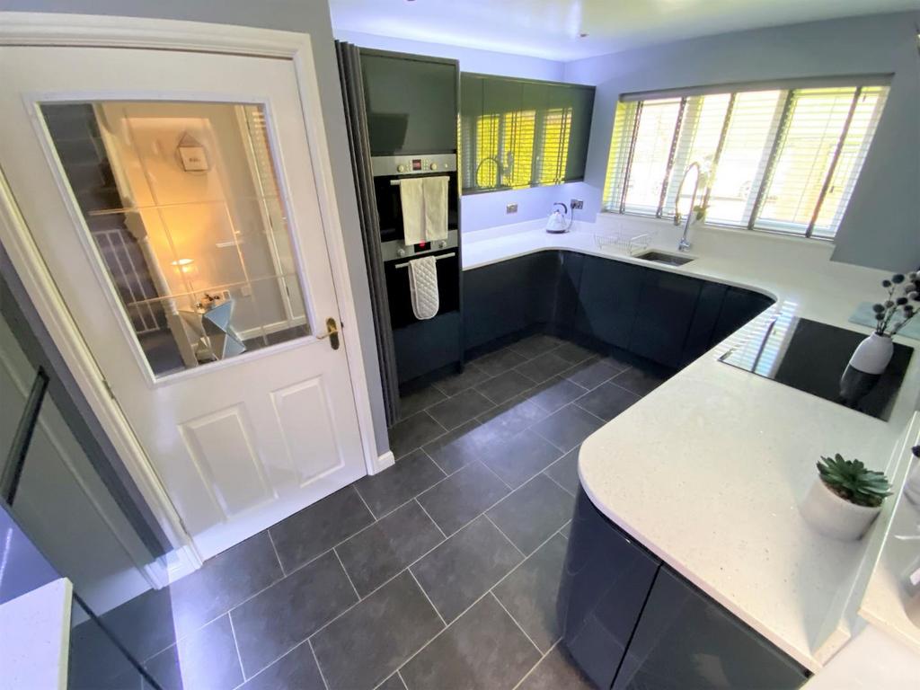 Kitchen 1.JPG