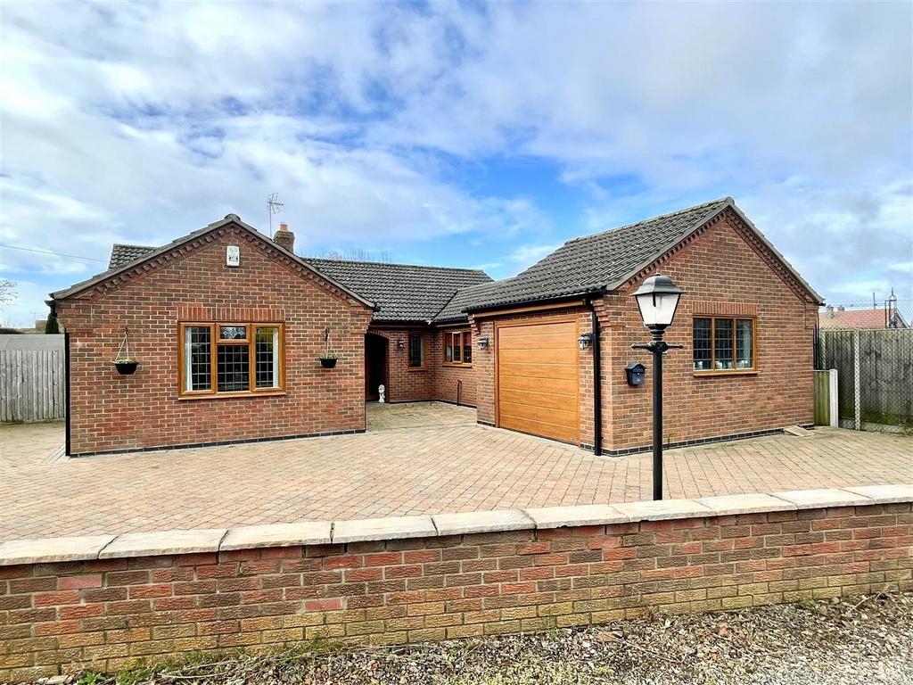 Milestone Lane, Pinchbeck, Spalding 3 bed detached bungalow for sale