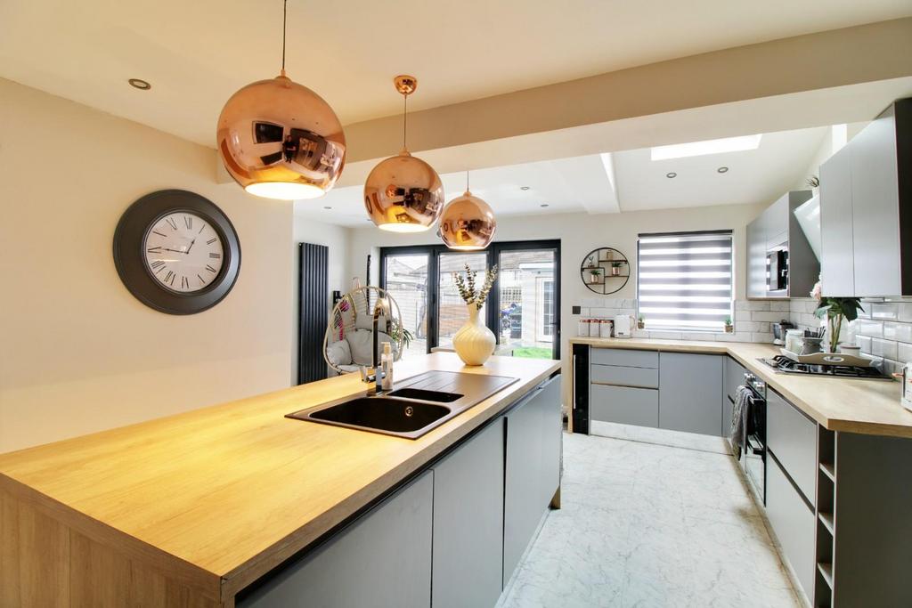 Kitchen (1).jpg