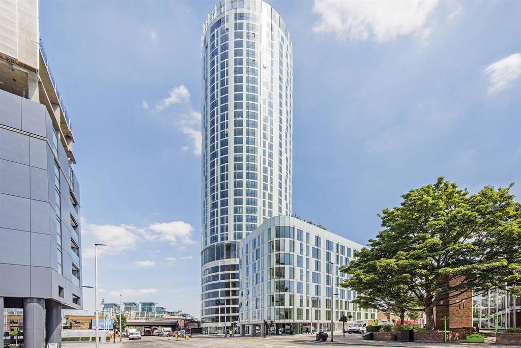 Sky Gardens Exterior Jun 2016.jpg