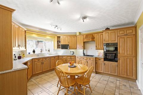 4 bedroom detached house for sale, Howcroft Gardens, Sandal, Wakefield, WF2