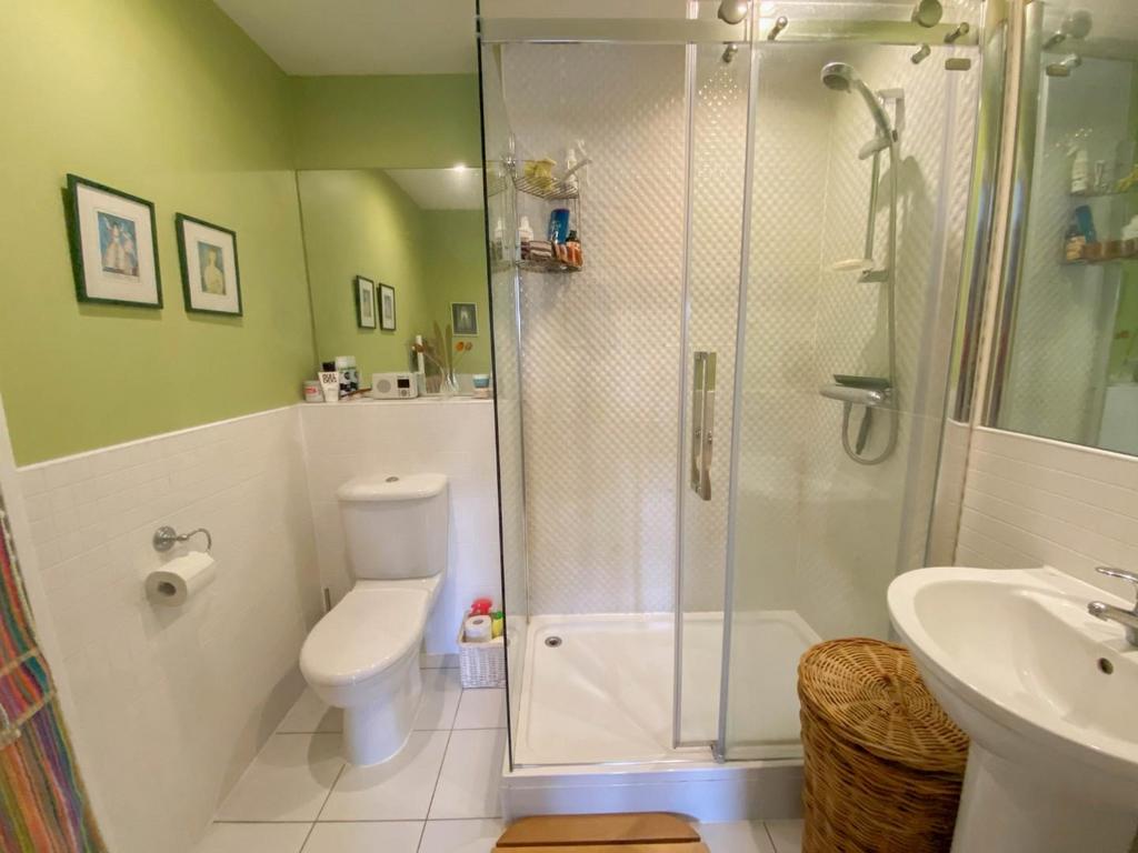 Bed1 Ensuite.JPG
