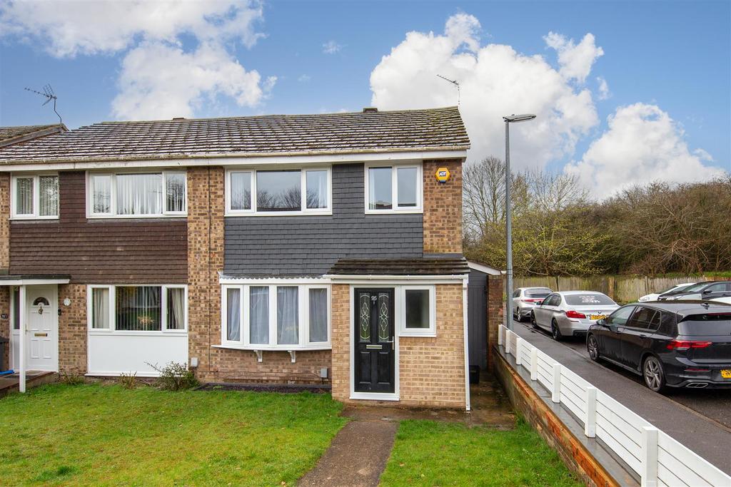 Suncote Avenue, Dunstable, Bedfordshire 3 bed semidetached house for
