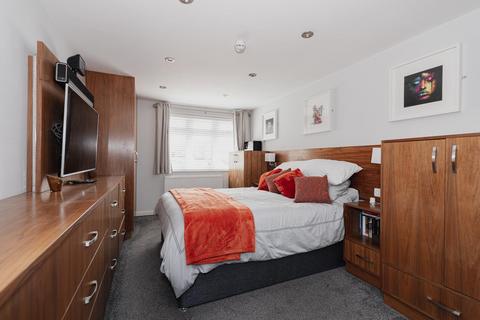 5 High Beeches, Banstead, SM7 1NB