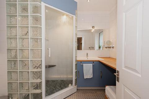 58 Hillside, Banstead, SM7 1HF