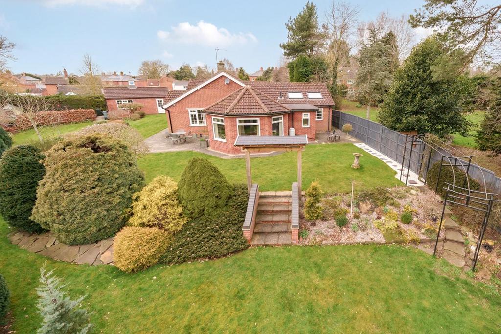 Stanhope Road, Horncastle, Lincs, LN9 5DG 4 bed detached bungalow for ...