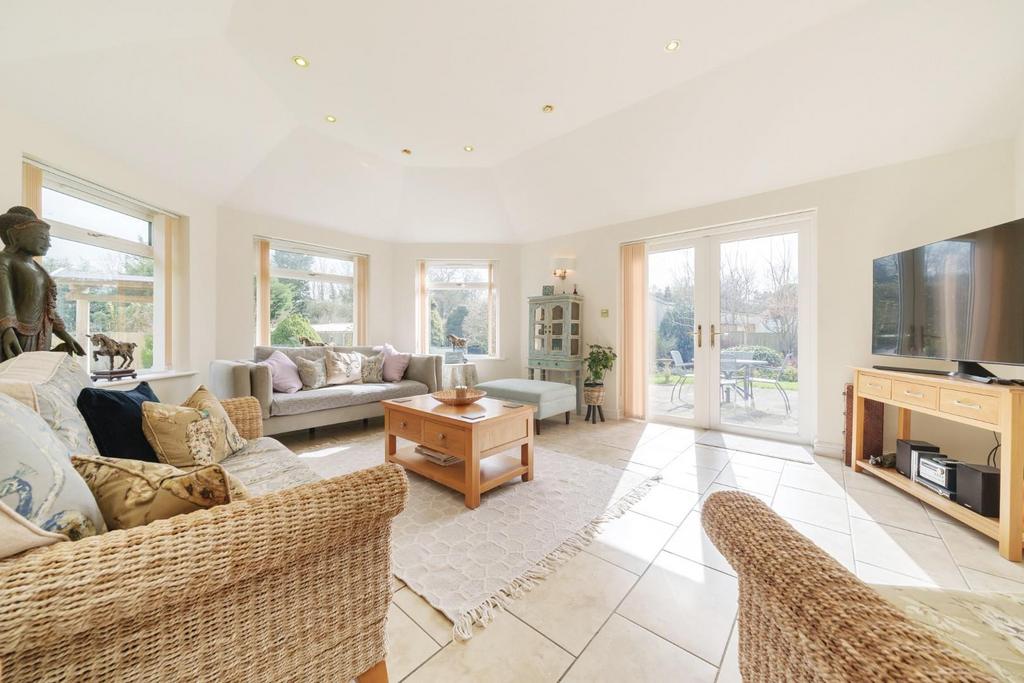 Hexagonal sun room