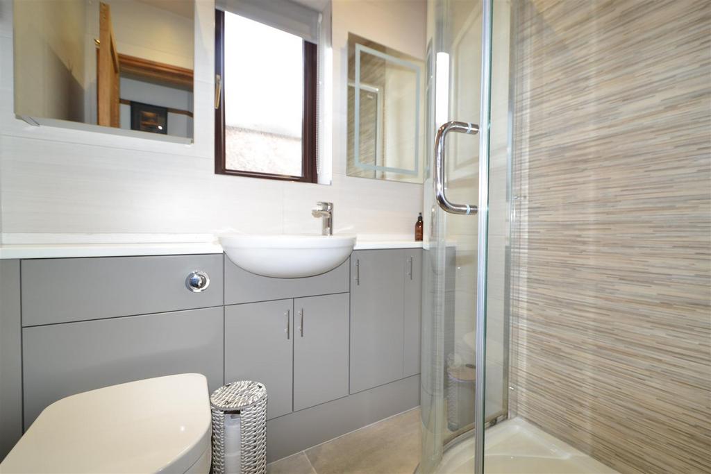 Showerrm.JPG
