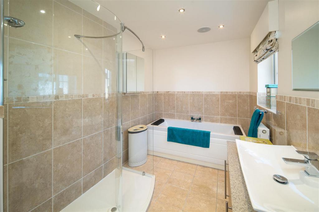 Master En-Suite Bathroom
