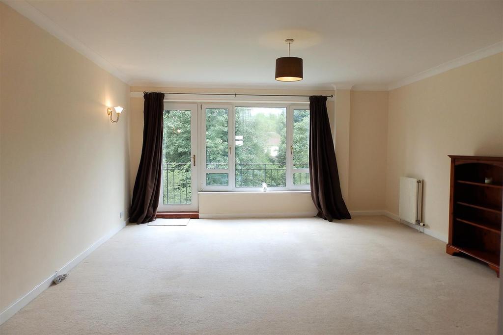 Marlborough Gardens, Surbiton 2 bed flat £1,650 pcm (£381 pw)