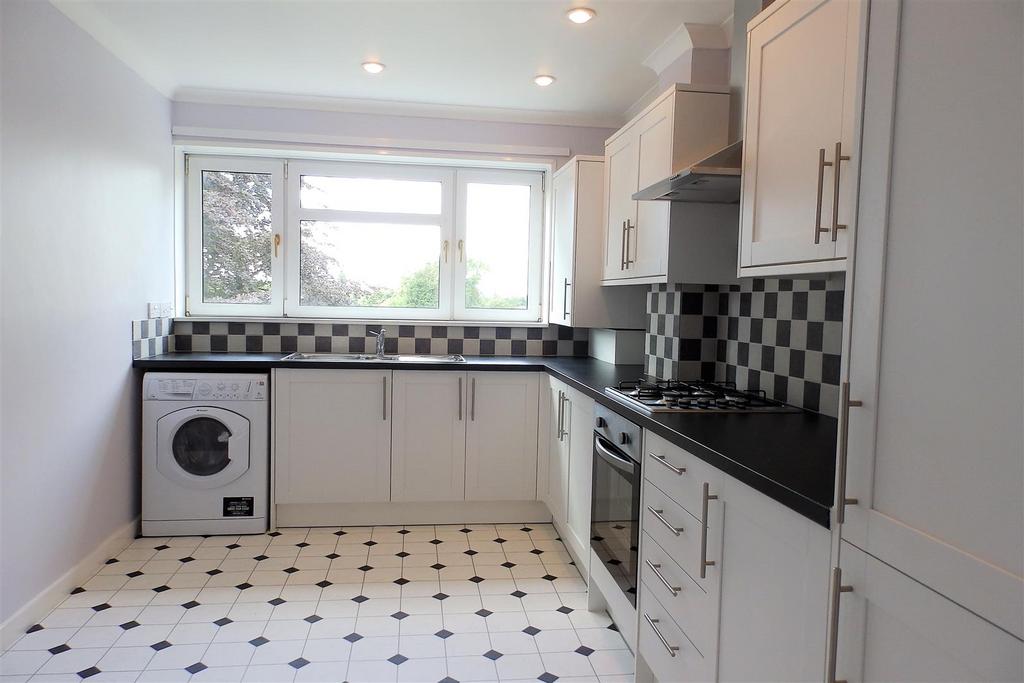 Marlborough Gardens, Surbiton 2 bed flat £1,650 pcm (£381 pw)