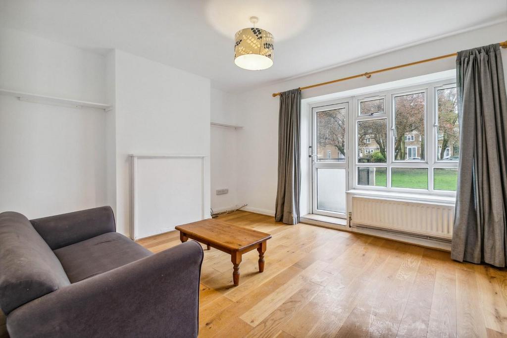 Streatham Hill, SW2 2 bed flat for sale £299,950