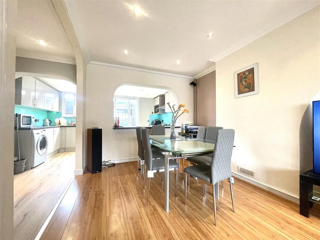 Lytton Avenue, Enfield 1 bed in a house share £750 pcm (£173 pw)