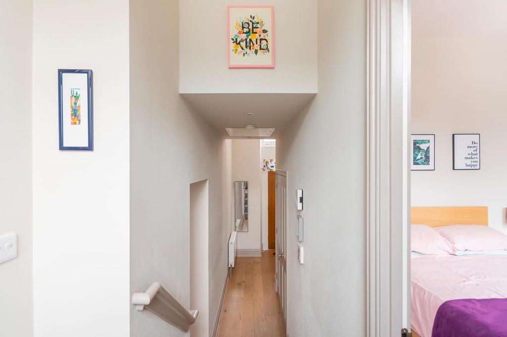 ESUOHTFOL25 - Hallway B.jpg