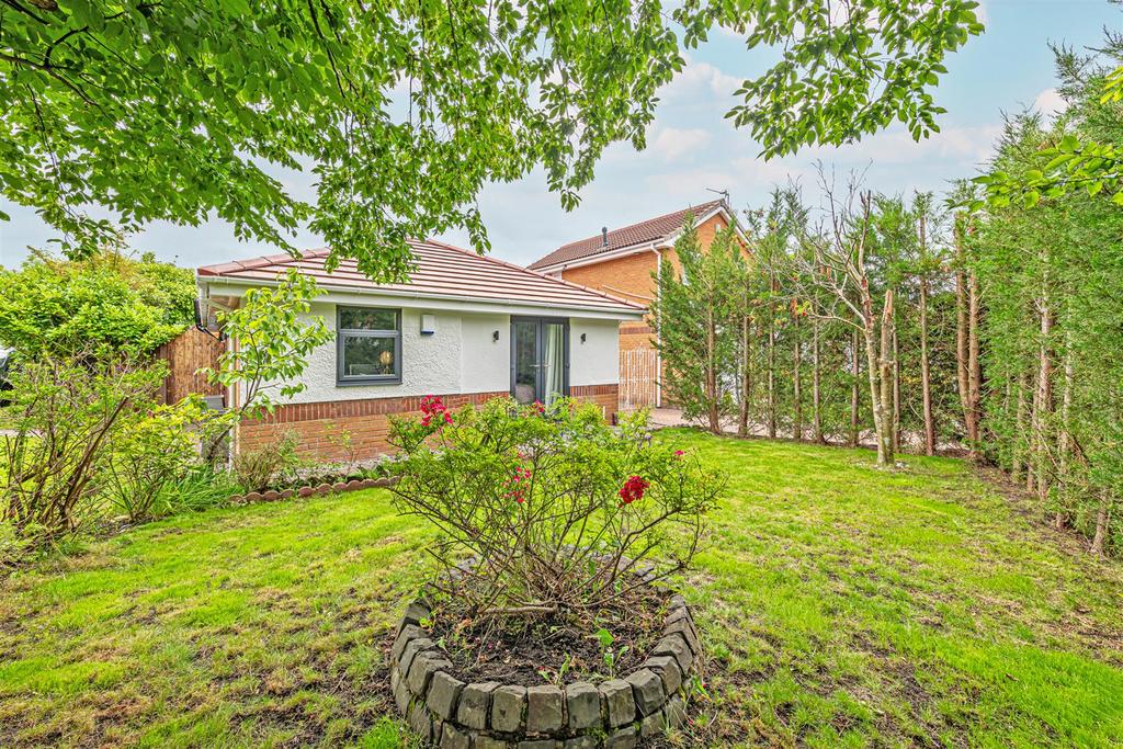 Lockerbie Close, Warrington 3 bed detached bungalow £380,000