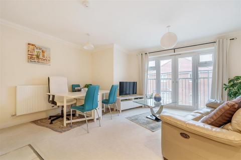2 bedroom apartment for sale - Brooms Court, Dove Close, Crowthorne, Berkshire, RG45 6GZ