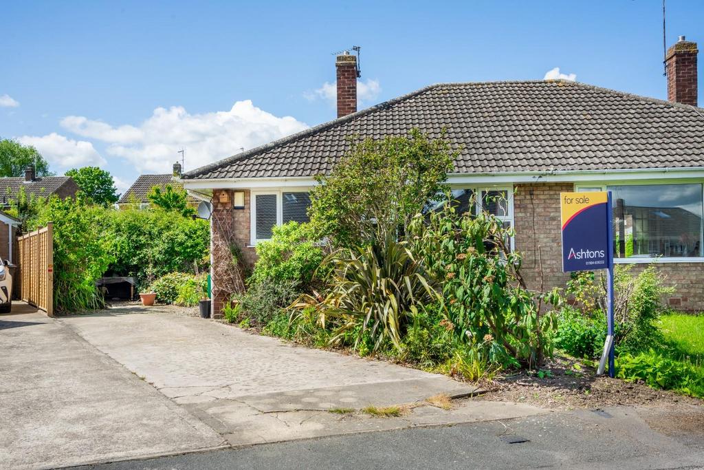 Low Moor Avenue, Fulford, York 3 bed semidetached bungalow for sale