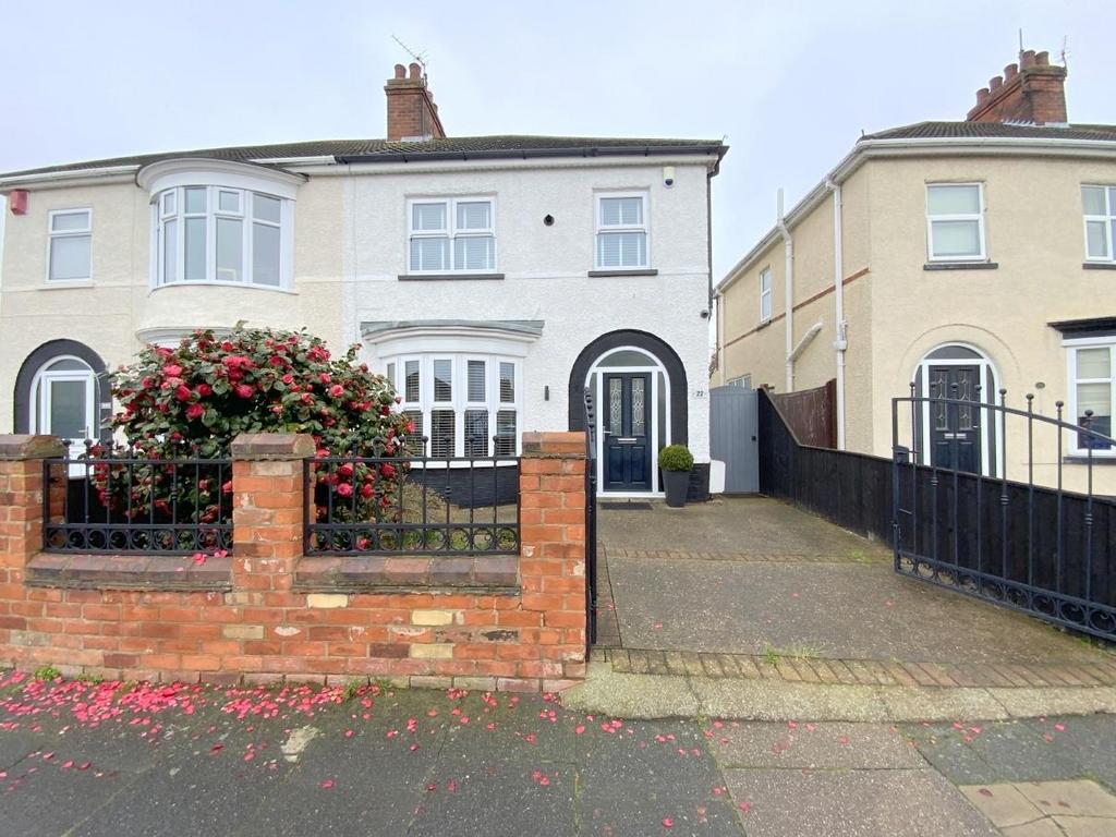 Lichfield Road, Grimsby 3 bed semidetached house £179,950