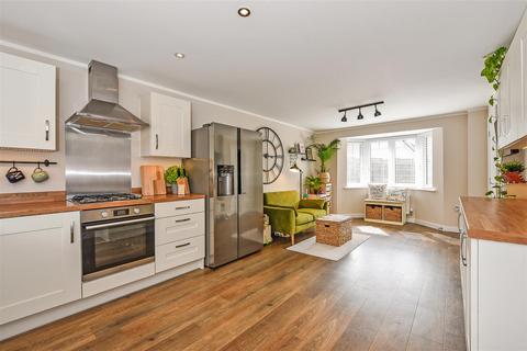 10 Observer Point Road, Overton, Basingstoke, RG25 3FA