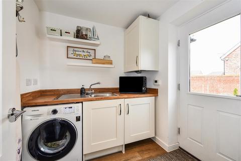 10 Observer Point Road, Overton, Basingstoke, RG25 3FA