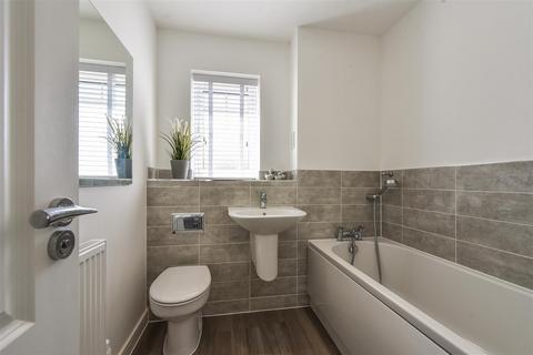 10 Observer Point Road, Overton, Basingstoke, RG25 3FA