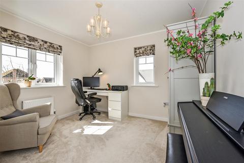 10 Observer Point Road, Overton, Basingstoke, RG25 3FA