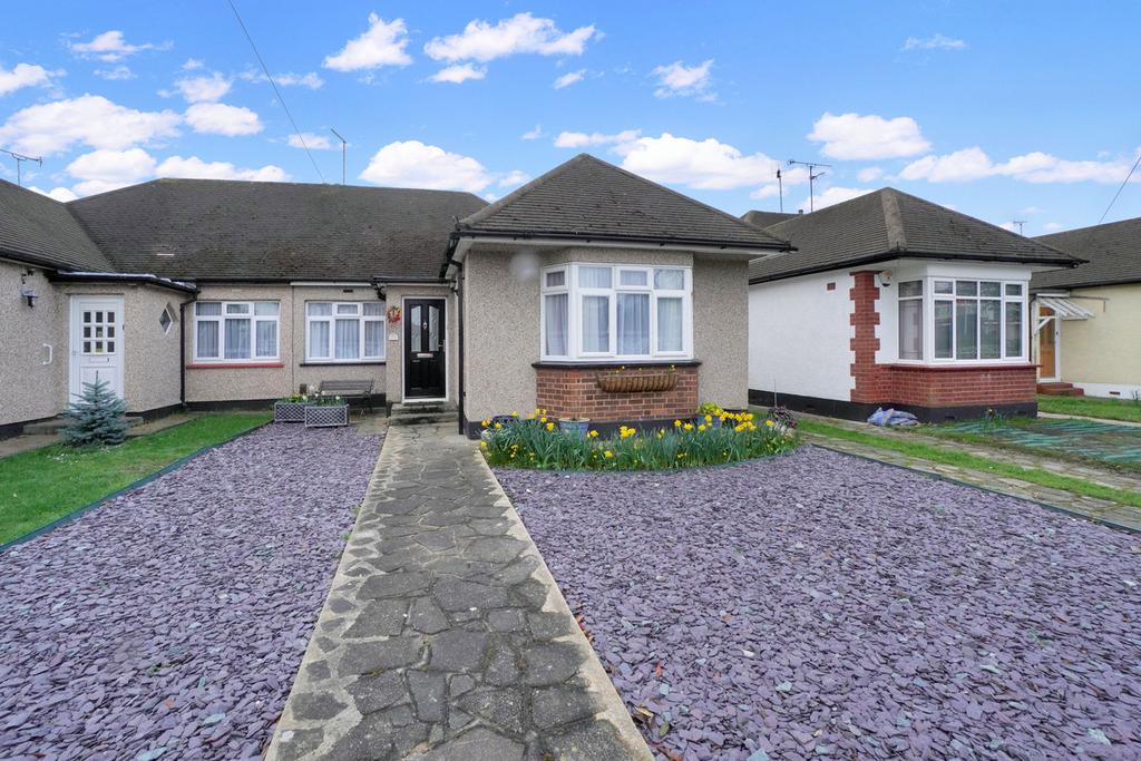 Oaken Grange Drive, Southendonsea, SS2 2 bed semidetached bungalow