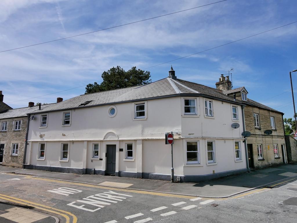 Victoria Road, Cirencester 2 bed terraced house £850 pcm (£196 pw)