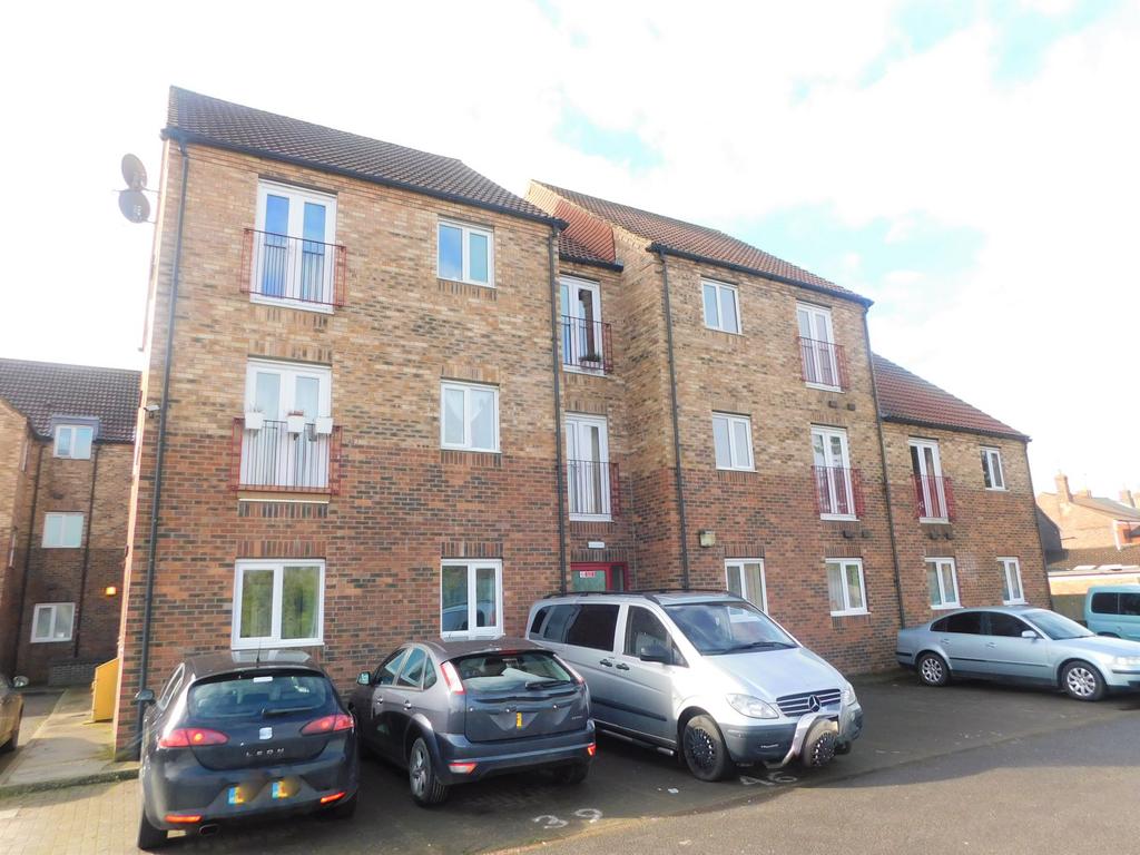 Castle Square, Wyberton West Road, Boston 2 bed flat for sale £122,000