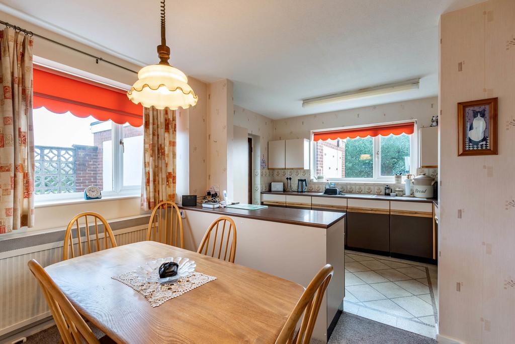 Grove Coach Road, Retford 4 bed detached house £300,000