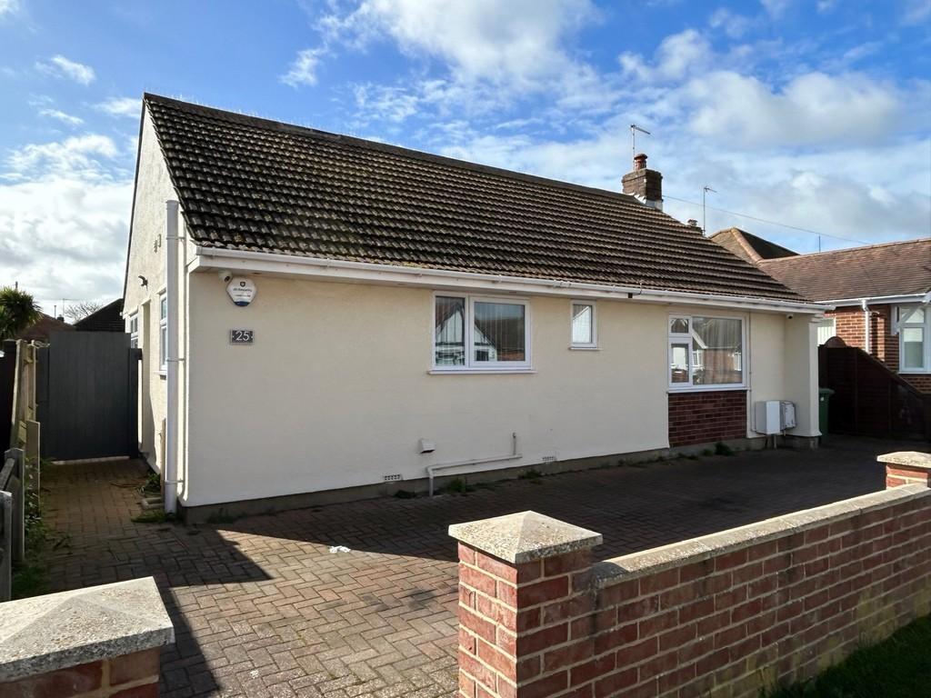 Second Avenue, CaisteronSea 2 bed detached bungalow £1,100 pcm (£