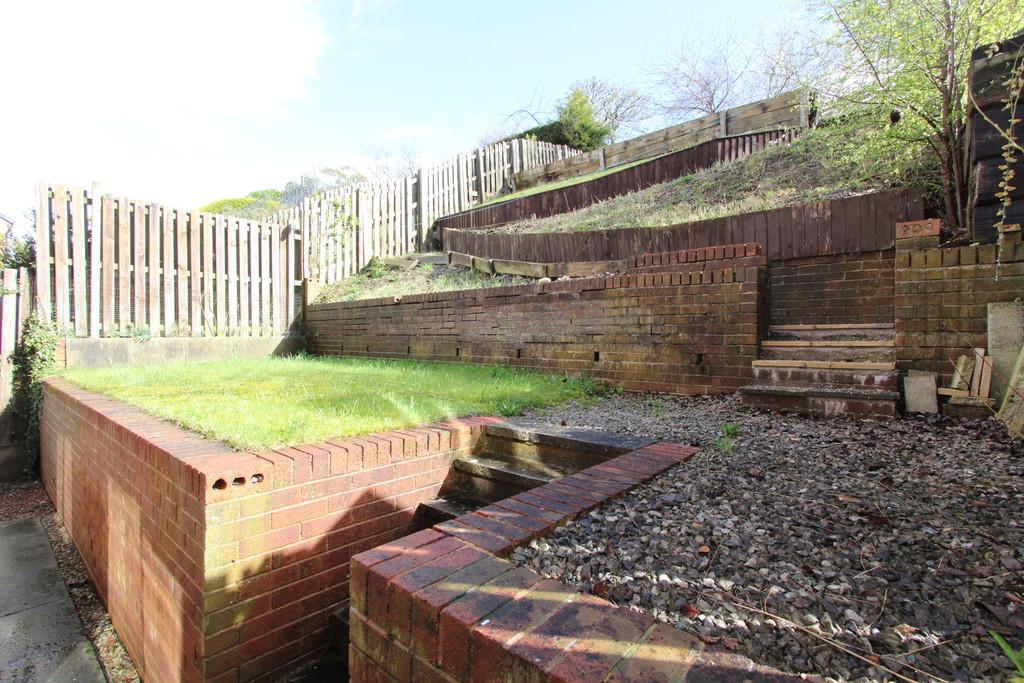 Holmley Lane, Dronfield 3 bed semidetached house £950 pcm (£219 pw)