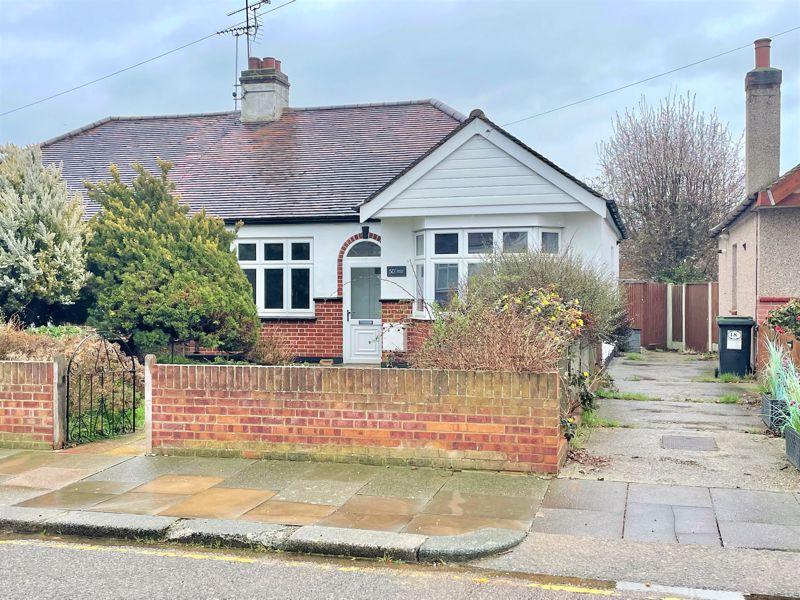 Thornford Gardens, SouthendOnSea 3 bed bungalow for sale £390,000