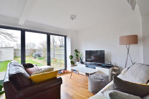 42 Roundhead Drive, Thame, OX9 3DJ