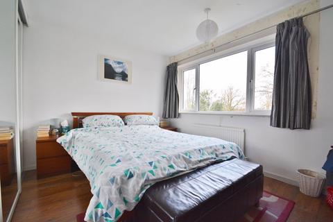 42 Roundhead Drive, Thame, OX9 3DJ