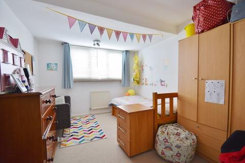 42 Roundhead Drive, Thame, OX9 3DJ