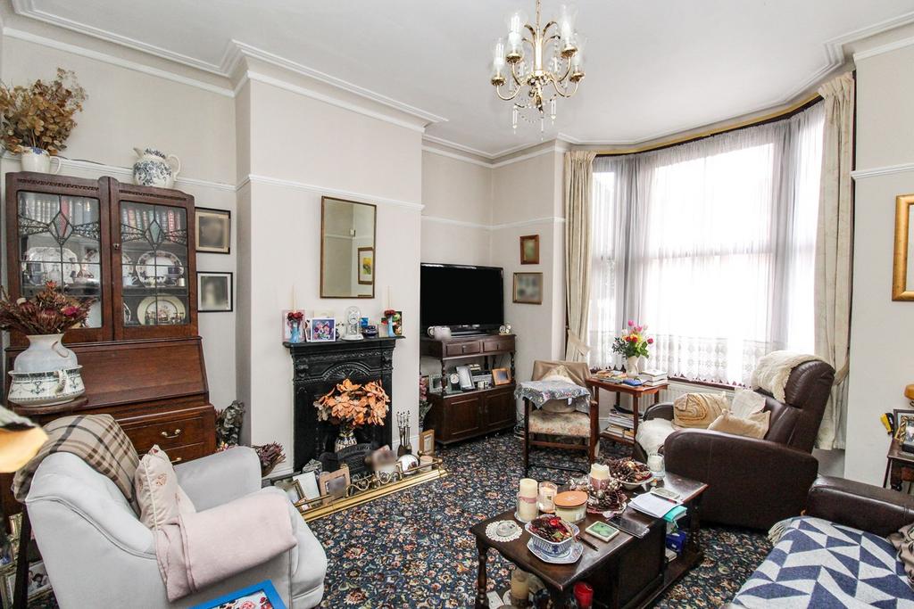 Auckland Road, ILFORD, IG1 3 bed detached house £650,000