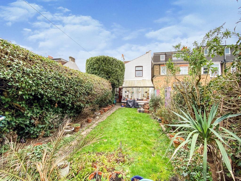 Auckland Road, ILFORD, IG1 3 bed detached house £650,000
