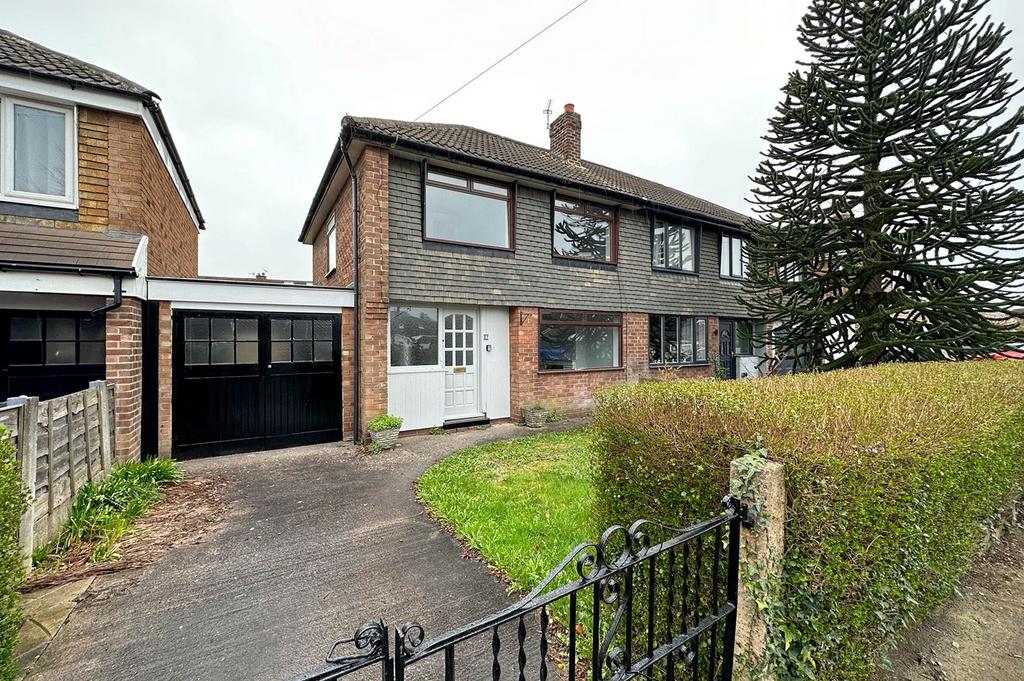 Lock Lane, Partington, Manchester, M31 3 bed semidetached house £975
