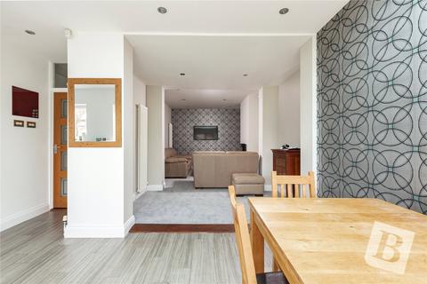 3 bedroom bungalow for sale - Suttons Avenue, Hornchurch, RM12