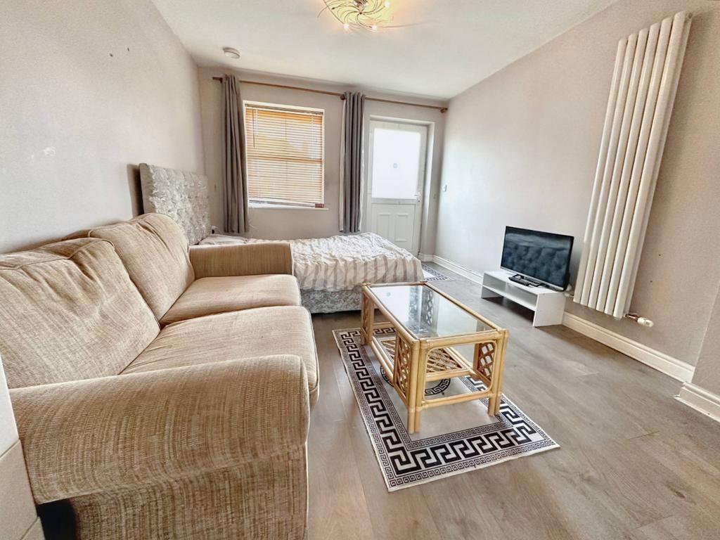 Victoria Road East, Leicester LE5 1 bed ground floor flat £850 pcm (£