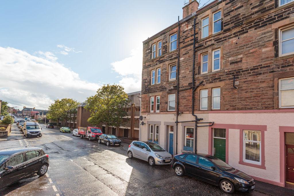 Beach Lane, Musselburgh, East Lothian, EH21 3 bed flat £1,250 pcm (£288 pw)