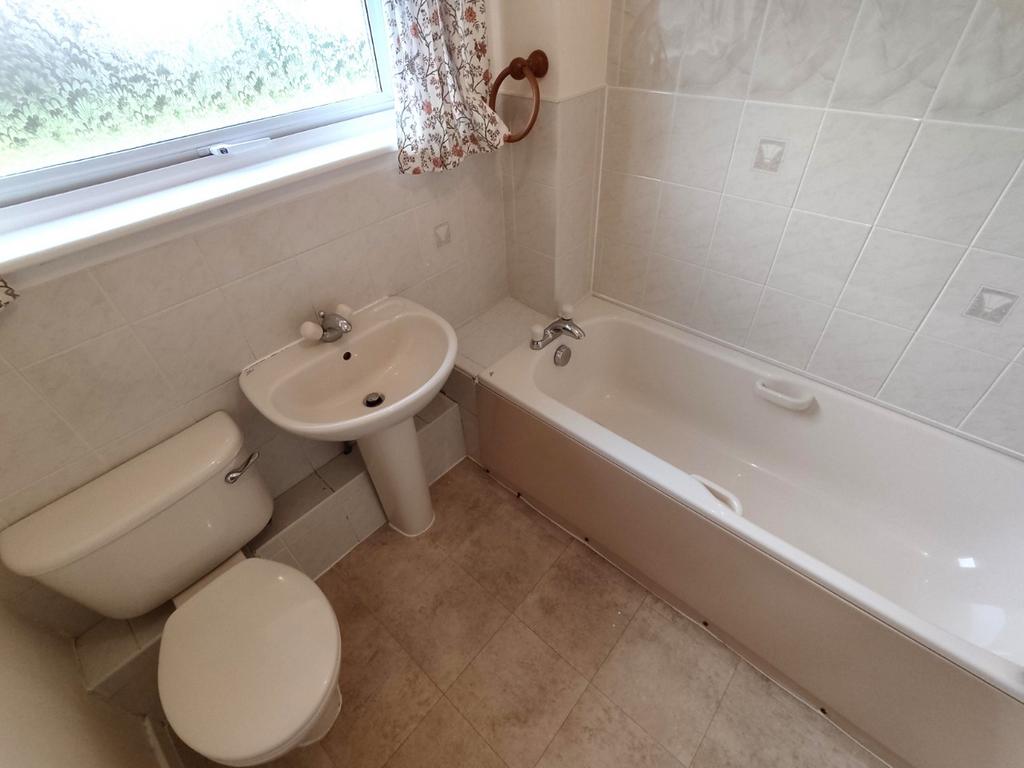 Aviemore Gardens, Bearsden, Glasgow, G61 1 bed flat £650 pcm (£150 pw)